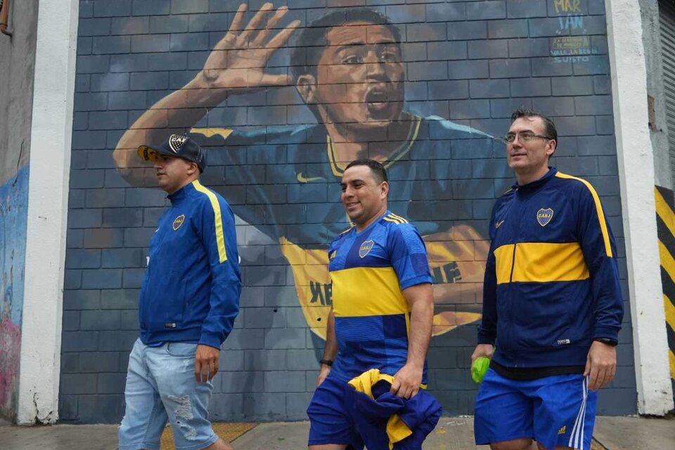 Socios de Boca llegan a votar. De fondo, un mural de Juan Román Riquelme. (Fuente: NA)