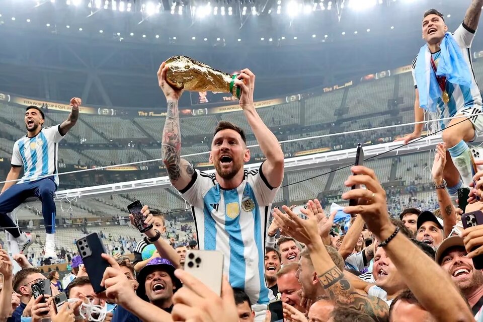 Messi con la Copa del Mundo, un sueño cumplido. (Fuente: Télam)