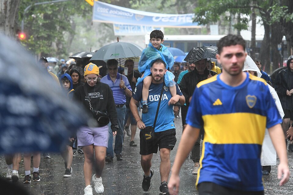 Los hinchas de Boca camino a la votación en La Bombonera. (Fuente: Télam)