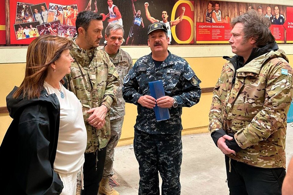 Javier Milei, con campera militar camuflada, en su visita a Bahía Blanca tras el temporal. (Fuente: NA)