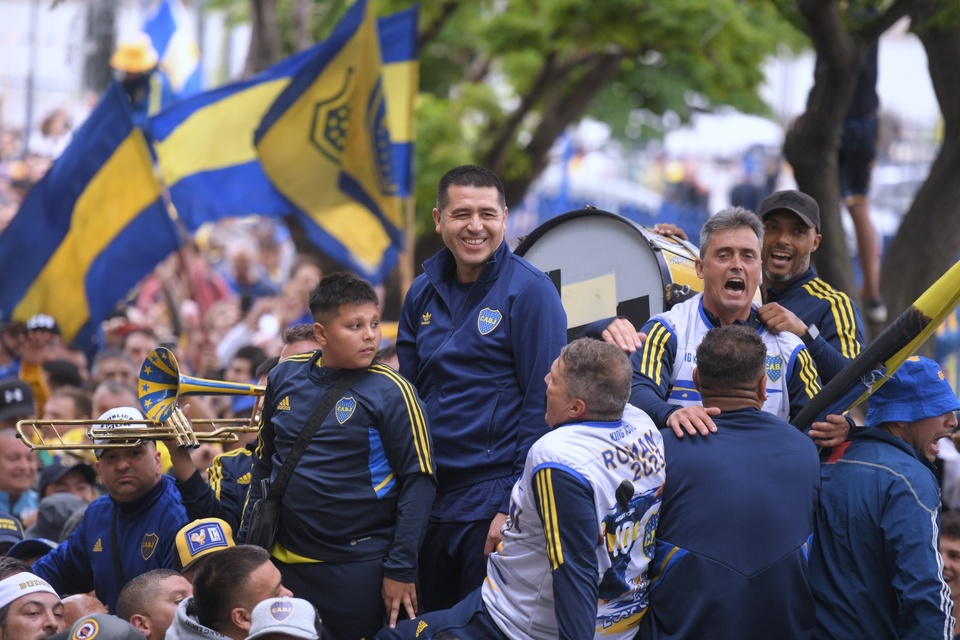 Juan Román Riquelme en medio de sus seguidores. (Fuente: Télam)