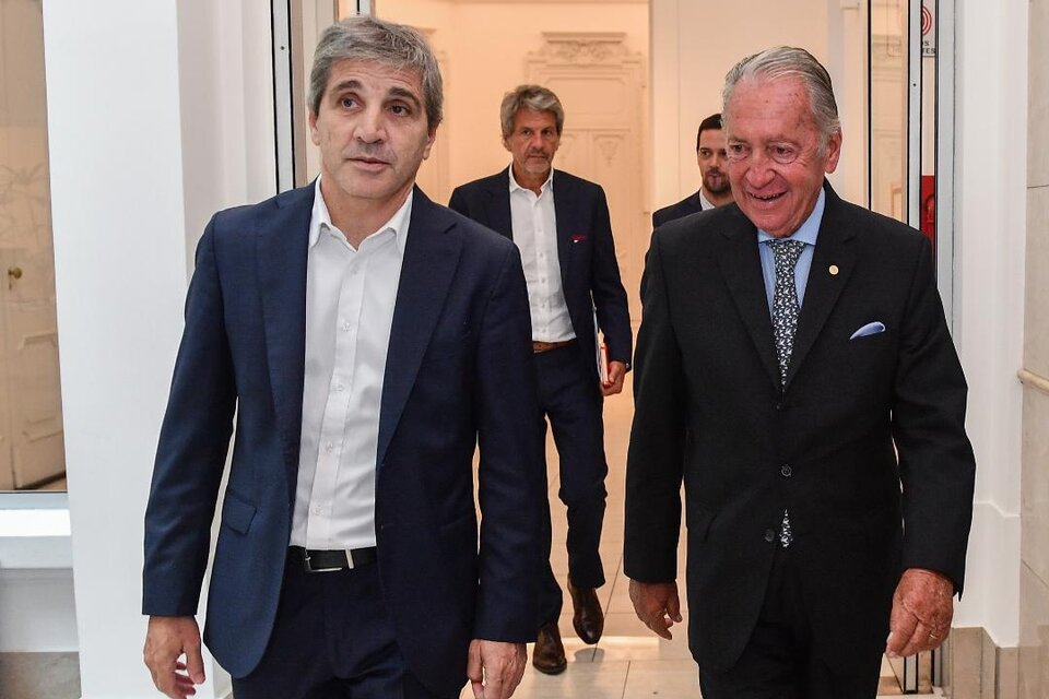 El ministro Caputo es acompañado por el jefe de la casa, Daniel Funes de Rioja. (Fuente: Télam)