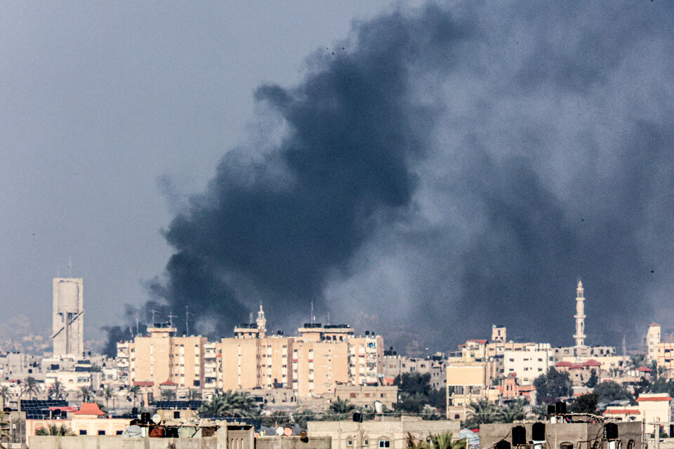 Humo sobre Khan Yunis, Franja de Gaza, después de un bombardeo. (Fuente: AFP)
