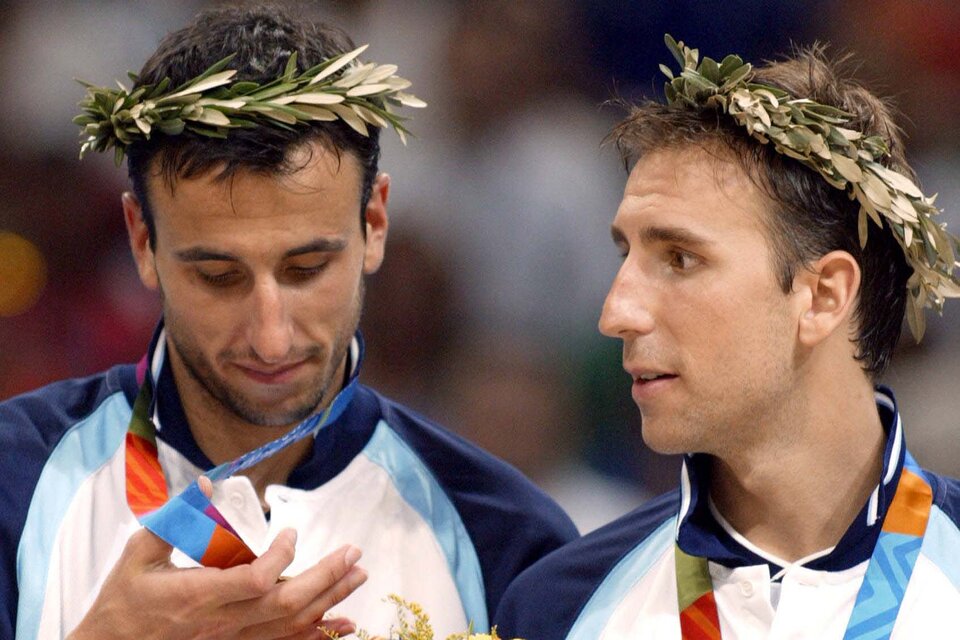 Manu Ginóbili y Pepe Sánchez, cuando alcanzaron la gloria máxima en Atenas 2004 (Fuente: NA)
