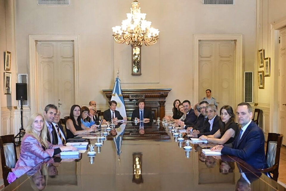 El presidente Javier Milei encabeza una reunión de gabinete de ministros. (Fuente: NA)