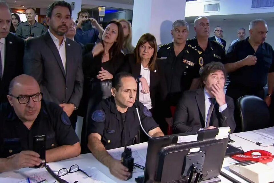 El presidente Javier Milei en el Centro de Control de la Policía Federal, el 20 de diciembre. (Fuente: NA)