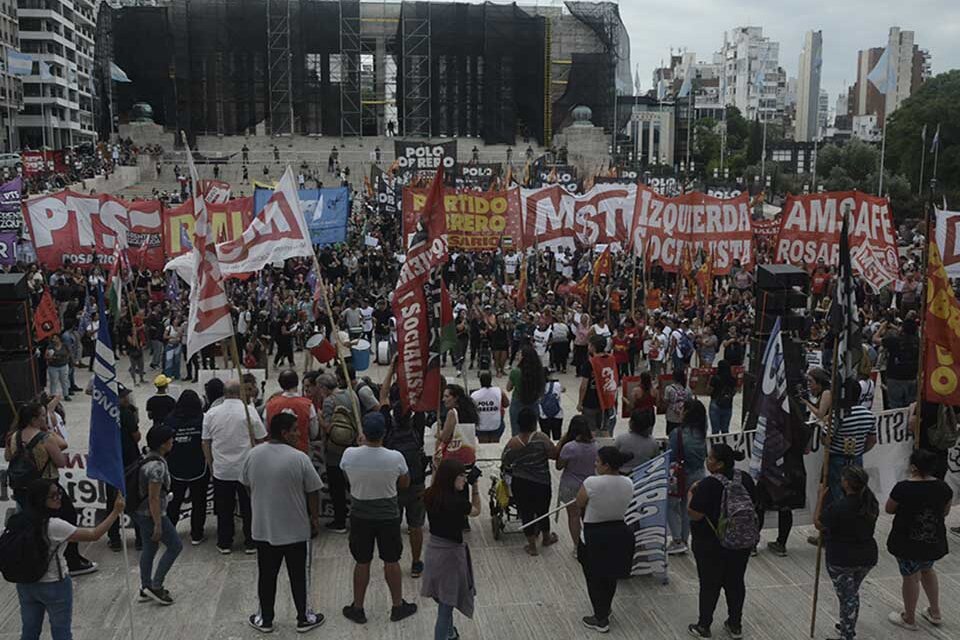 La manifestación en el Monumento a la Bandera. (Fuente: Sebastián Vargas)