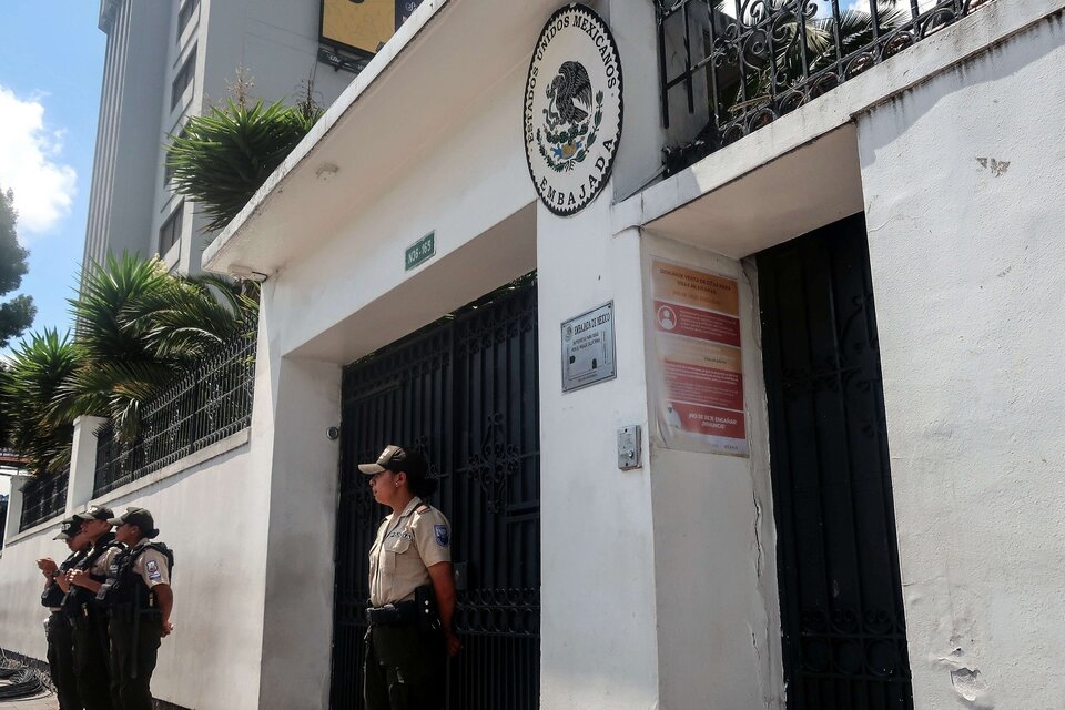  Policías custodian la entrada a la Embajada de México en Quito.  (Fuente: EFE)