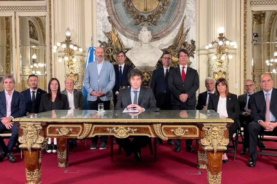 El presidente Javier Milei junto a su Gabinete, en el Salón Blanco de la Casa Rosada. (Fuente: Presidencia)