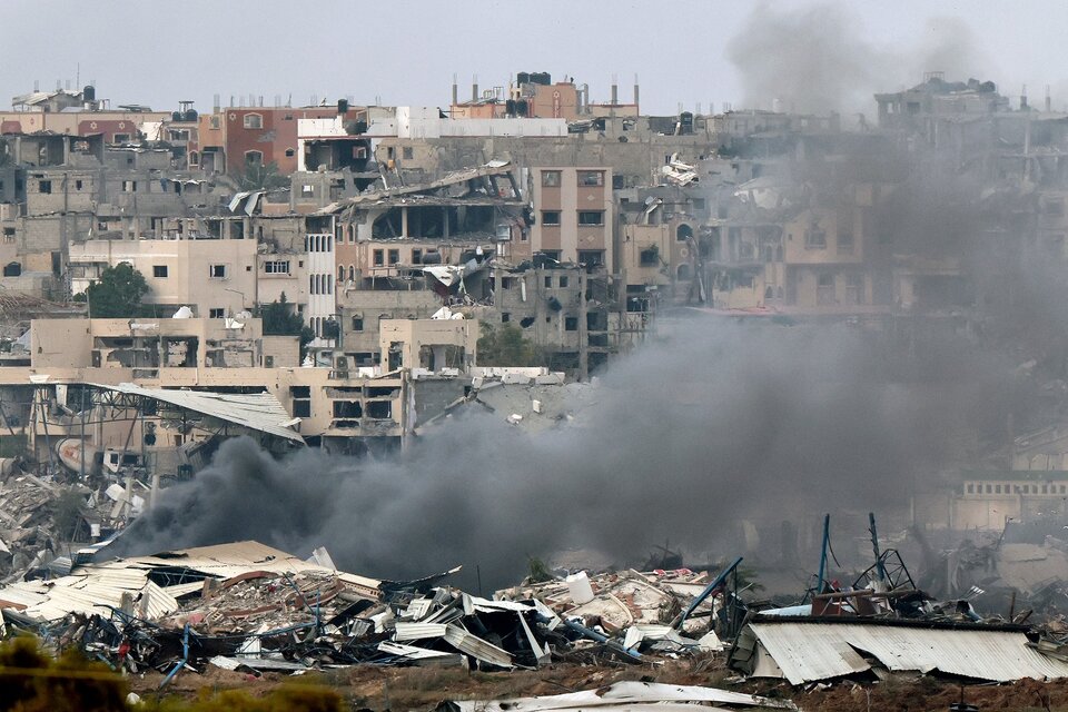 Ua columna de humo se alza en el norte de la Franja tras un ataque israelí  (Fuente: AFP)