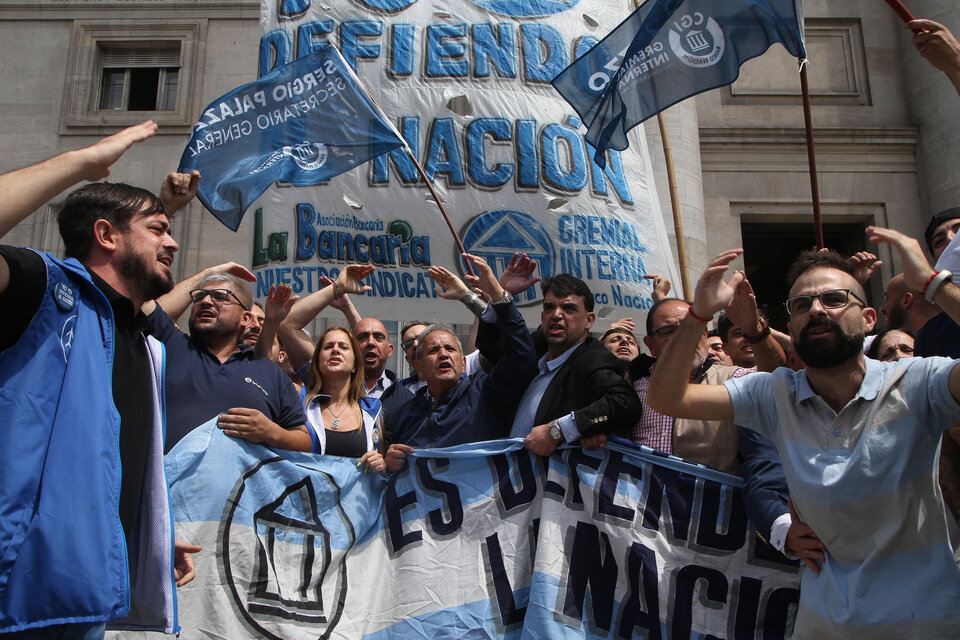 Sergio Palazzo (centro) acompañó la marcha de los trabajadores del BNA (Fuente: Télam)
