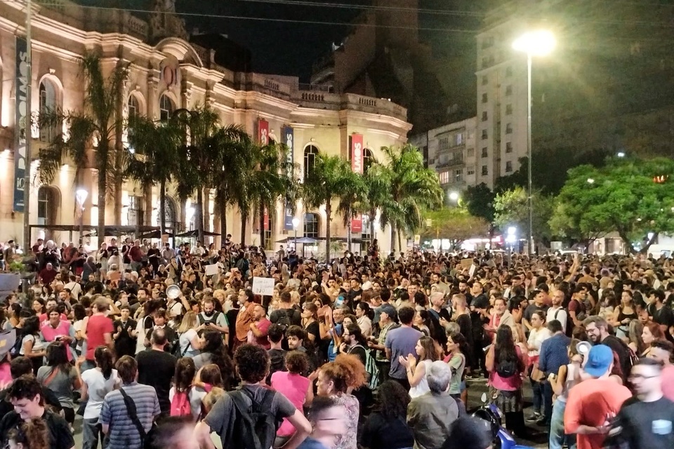 En Córdoba la gente llenó la zona del Patio Olmos y hubo represión.