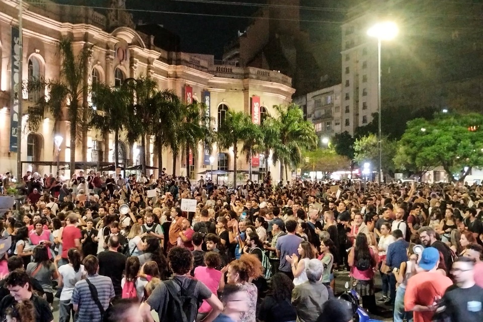 En Córdoba la gente llenó la zona del Patio Olmos y hubo represión. 