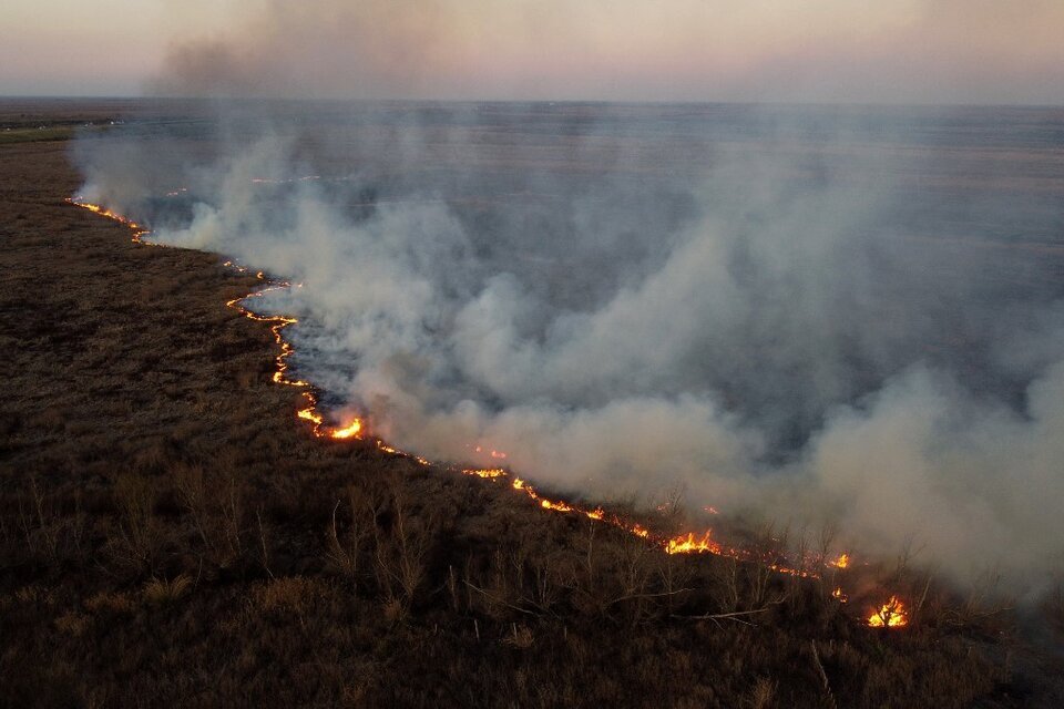 Uno de los incendios que arrasó las islas del Delta en 2022.  (Fuente: AFP)
