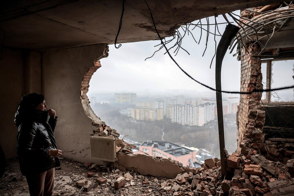 Una mujer inspecciona su casa en ruinas tras un ataque ruso con drones en Kiev. (Fuente: EFE)