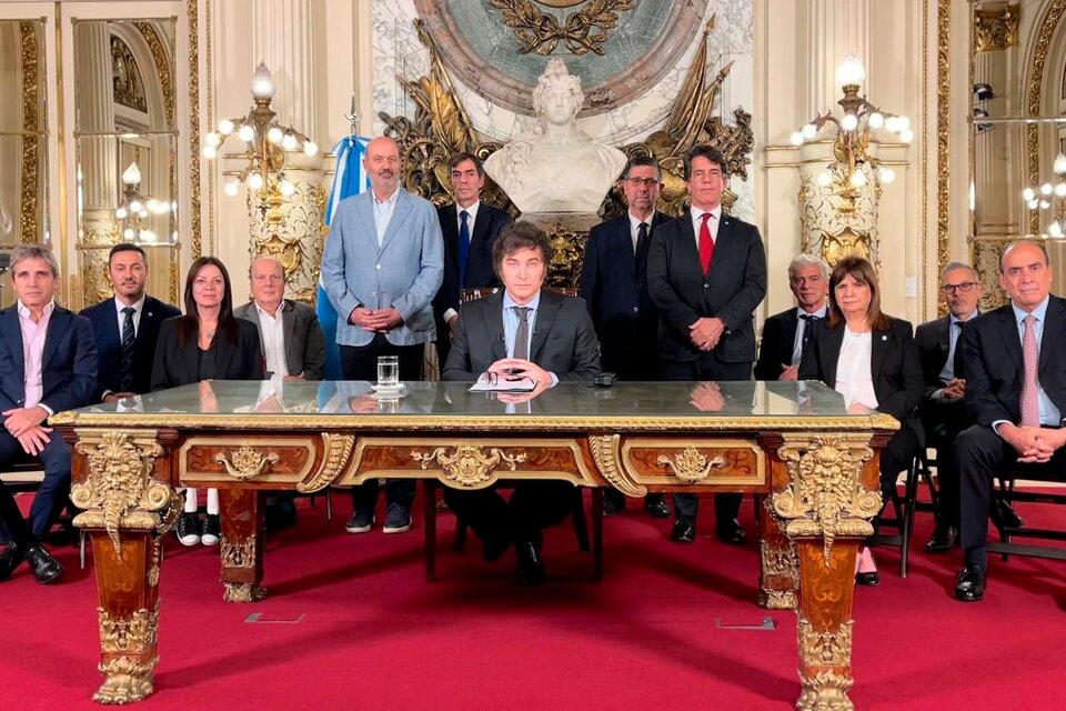 El presidente Javier Milei, cuando habló por cadena nacional, junto su equipo de gobierno. (Fuente: NA)