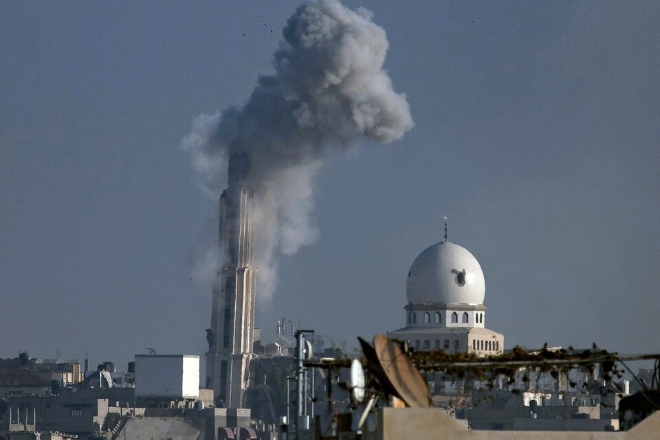  Una columna de humo se eleva en Khan Yunis, sur de la Franja de Gaza, tras los ataques aéreos israelíes de Navidad.  (Fuente: EFE)
