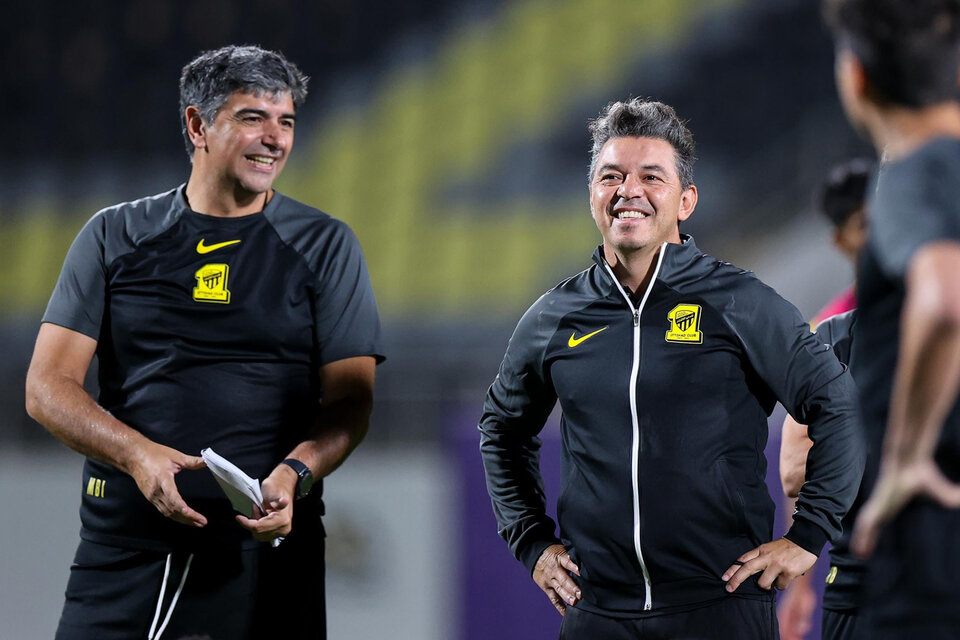 Matías Biscay y Marcelo Gallardo, sonrientes (Fuente: Twitter Al Ittihad)