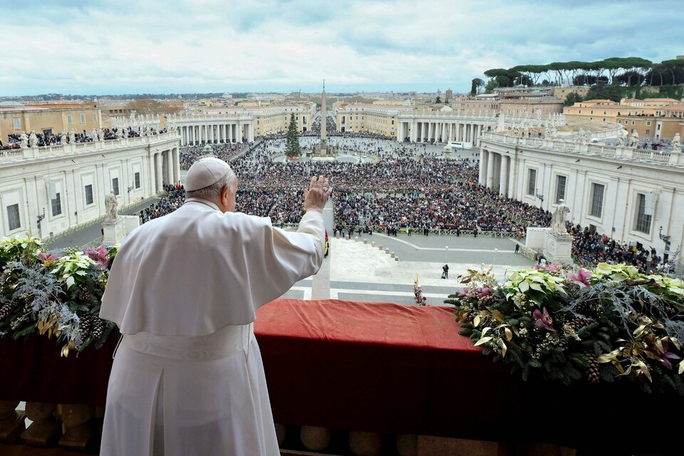 El Papa dio su mensaje anual desde el balcón de la Basílica de San Pedro. (Fuente: NA)