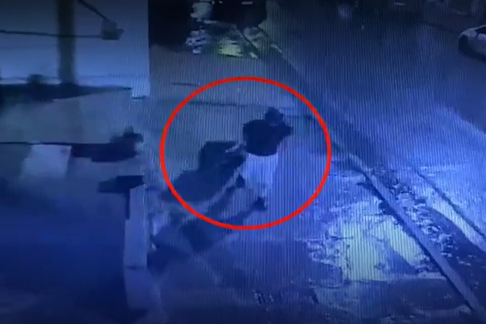 Un video muestra el recorrido del acusado de descuartizar a su padre y meter su cuerpo una valija. (Imagen: captura de pantalla)