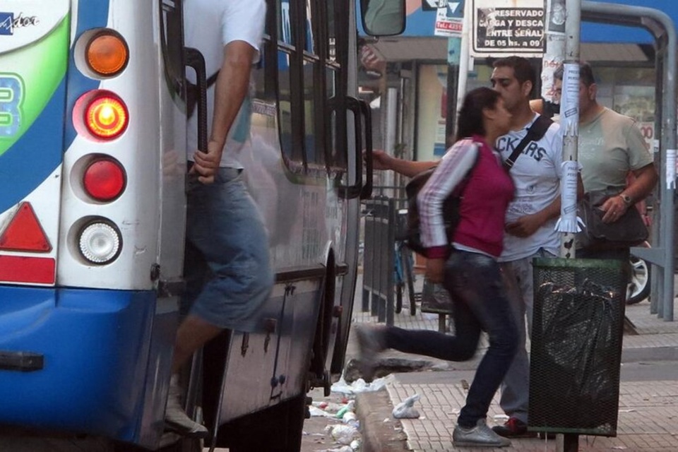 Caputo dijo que la quita de subsidios será gradual. Se especula con un boleto mínimo superior a los 400 pesos en enero. (Fuente: Télam)