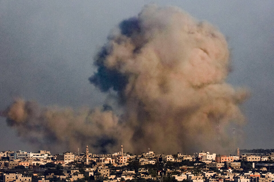Una nube de humo se alza sobre Khan Yunis después de un bombardeo israelí. (Fuente: EFE)
