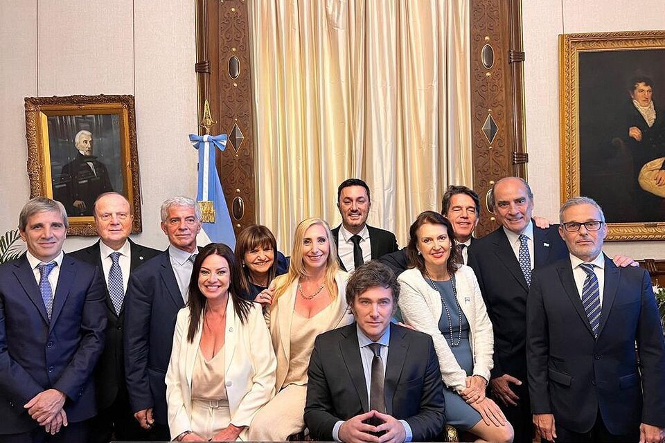 Javier Milei rodeado por su gabinete.
