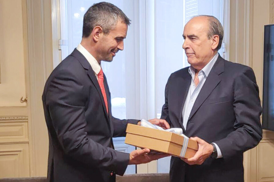 El ministro del Interior, Guillermo Francos, le entregó al titular de la Cámara de Diputados, Martín Menem, un paquete con más de 300 hojas: "Ley de Bases y Puntos de Partida para la Libertad de los Argentinos".