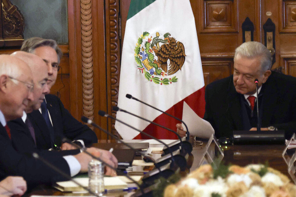 López Obrador se reune con Blinken (a su zquierda) y funcionarios estadounidenses en México, (Fuente: AFP)