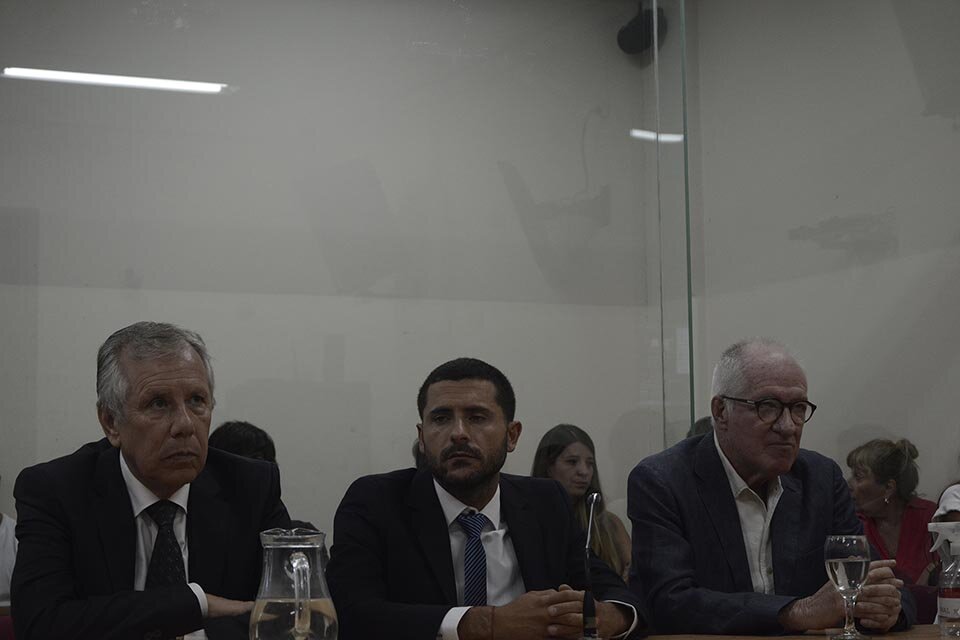 Shanahan (a la derecha), a la hora de escuchar el veredicto junto a los abogados defensores. (Fuente: Sebastián Vargas)