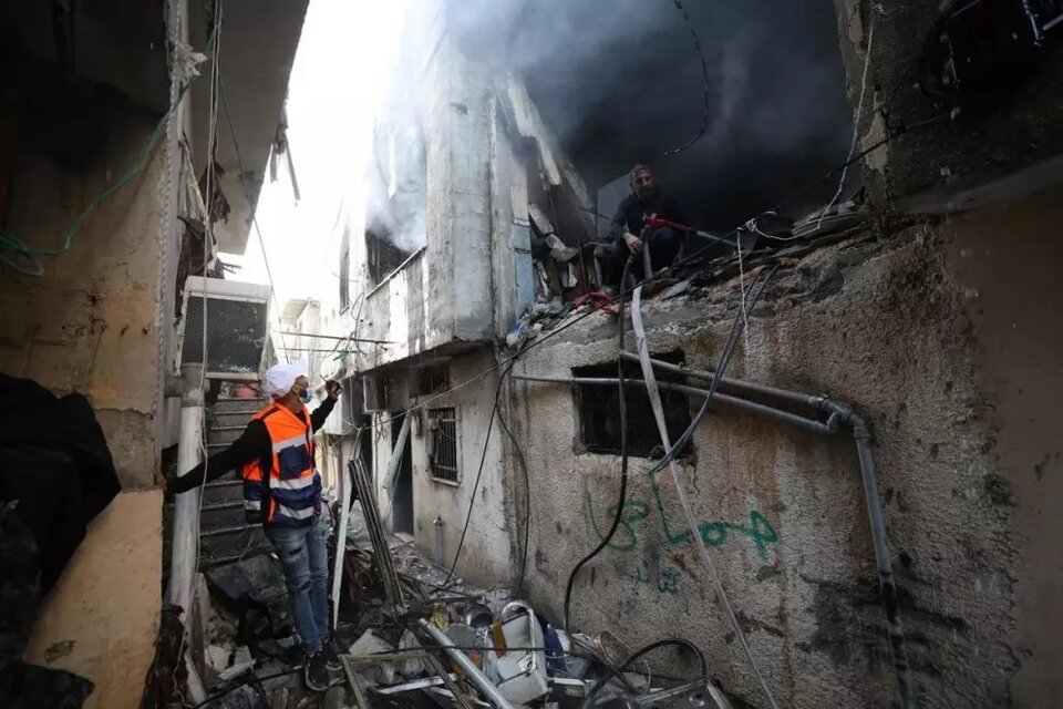  Un bombero voluntario los daños en el campo de refugiados de Nur Shams en Gaza tras un ataque israelí este martes 26 de diciembre (Fuente: EFE)