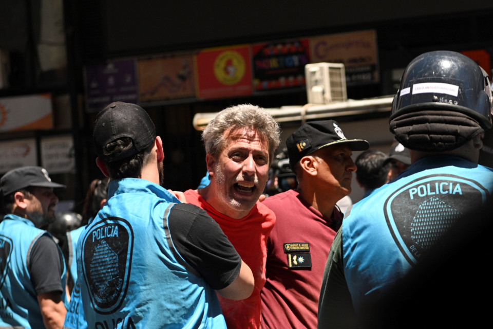 Uno de los detenidos en la protesta de la CGT, este miércoles, en pleno centro porteño. (Fuente: Télam)