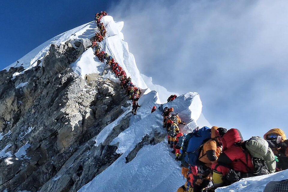La congestión de alpinistas para hacer cumbre en las montañas más altas del mundo (Fuente: AFP)