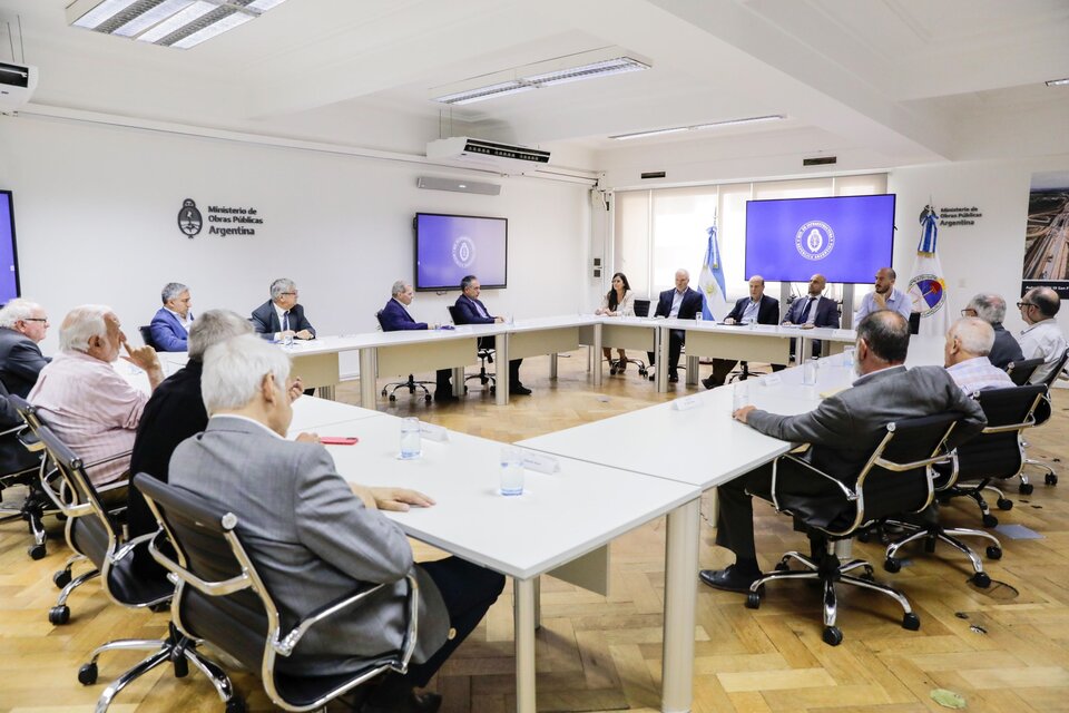 El ministro Ferraro se reunió con representantes de las cámaras empresarias. Imagen: Ministerio de Infraestructura.