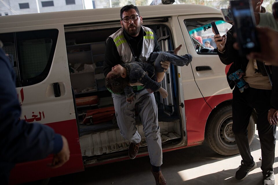 Un niño llega al hospital Nasser de Khan Yunis tras un bombardeo israelí. (Fuente: EFE)