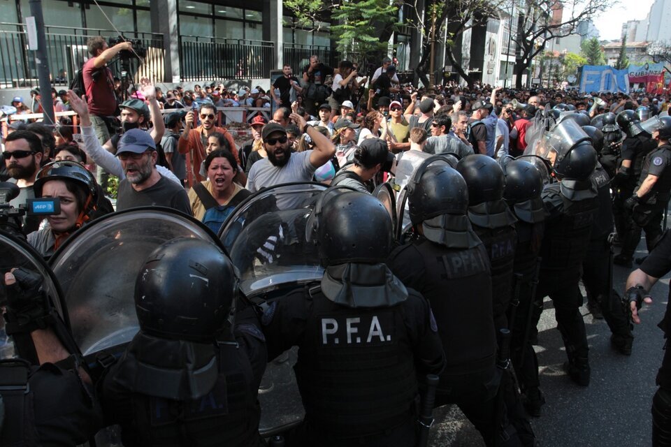 La marcha convocada por la Unidad Piquetera fue custodiada por las fuerzas de seguridad. (Fuente: Bernardino Avila)