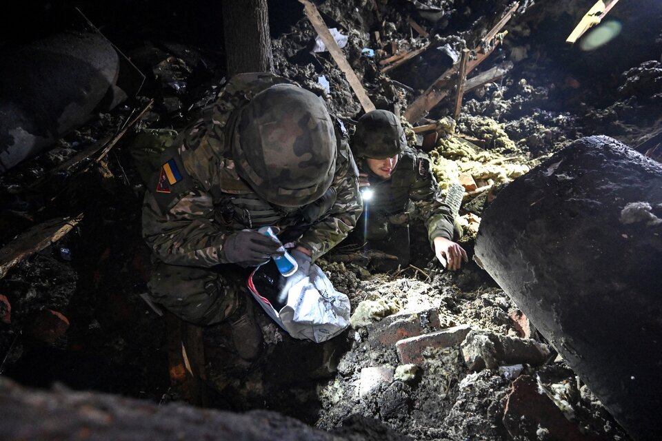 Forenses trabajan en un edificio destruido en la ciudad de Járkov, noreste de Ucrania.  (Fuente: AFP)