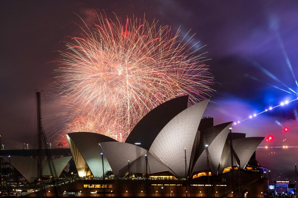 Sydney, autoproclamada la "capital mundial del Año Nuevo",deslumbró con un imponente show de fuegos artificiales. (Fuente: AFP)