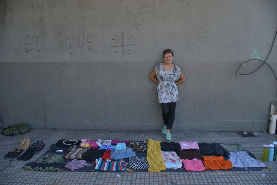 Tirar manta para sobrevivir: cómo resisten las vendedoras ambulantes  (Fuente: Constanza Niscovolos)
