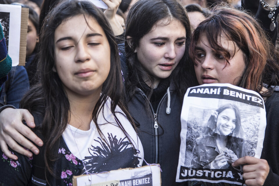 Compañeras de escuela de Anahí Benitez, víctima de femicidio cuando estaba en el último año de la escuela secundaria, en 2017. (Fuente: NA)