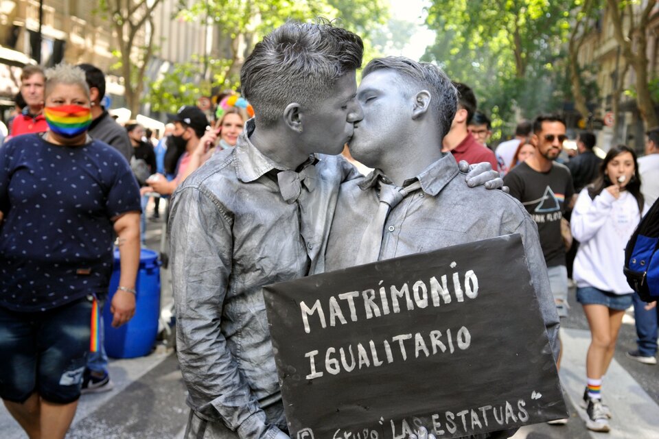 Argentina permite los matrimonios entre personas del mismo sexo​ desde el 15 de julio de 2010. De esta forma, el país se convirtió en el primero de América Latina en reconocer este derecho en todo su territorio.  (Fuente: Télam)