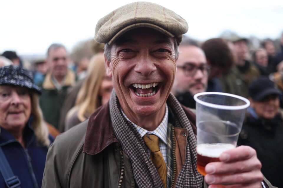 Farage, cerveza en mano, opina categóricamente de inmigración y seguridad.  (Fuente: EFE)