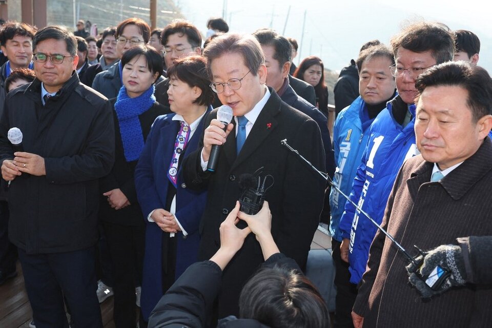 El líder opositor surcoreano Lee Jae-myung se recupera después de recibir una puñalada. (Fuente: AFP)