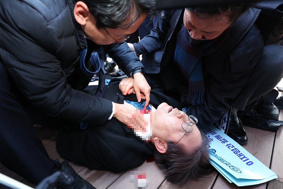 Atienden a Lee después de haber sido apuñaladoen Busan, Corea del Sur. (Fuente: AFP)