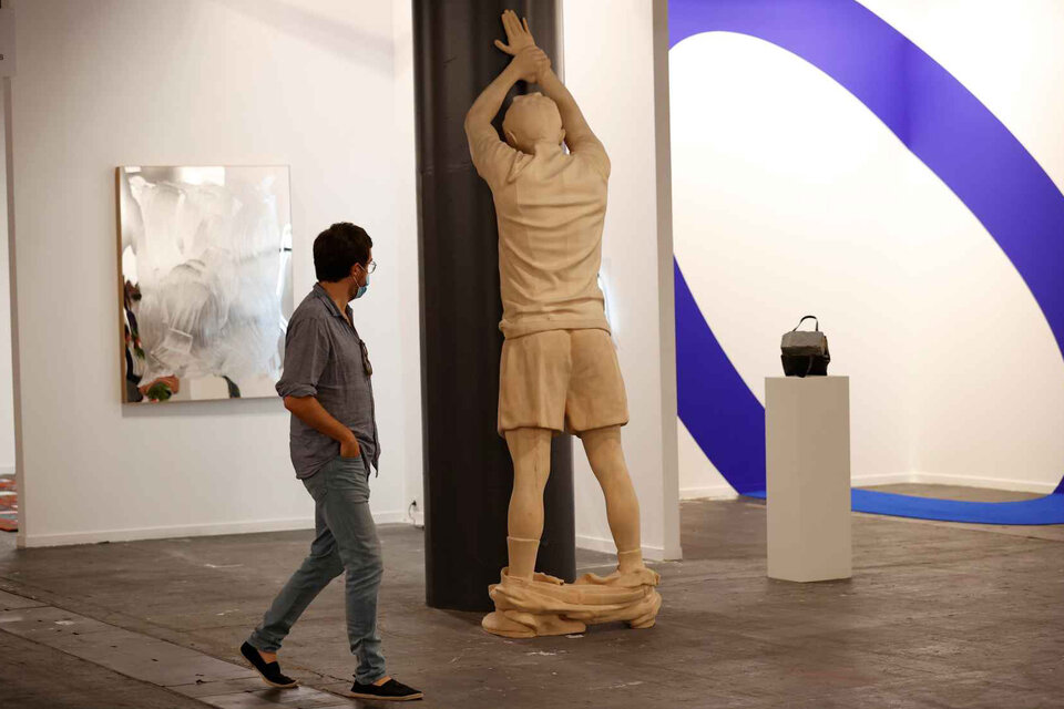 La escultura "Pantalones Bajados" (Fuente: EFE)