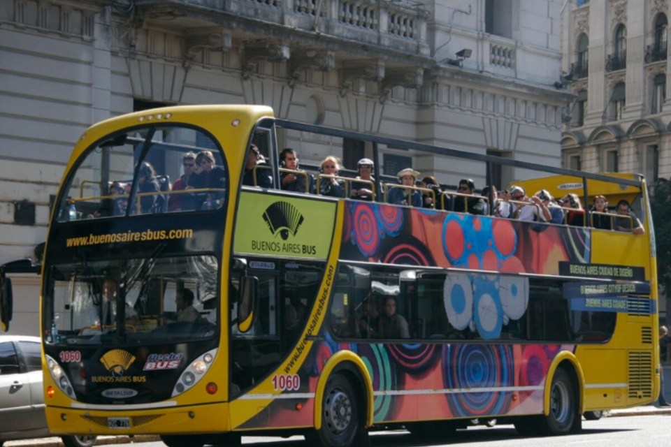 Varias empresas ofrecen este servicio que permite hacer un fascinante recorrido por los "100 barrios porteños". Imagen: Turismo Ciudad de Buenos Aires.