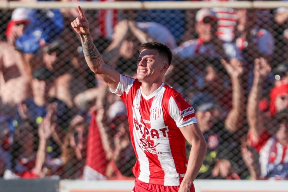 Zenón festeja un gol en Unión (Fuente: NA)