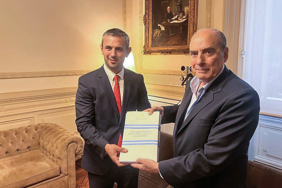 El diputado Martín Menem recibió de manos de Guillermo Francos el proyecto de Ley Ómnibus.