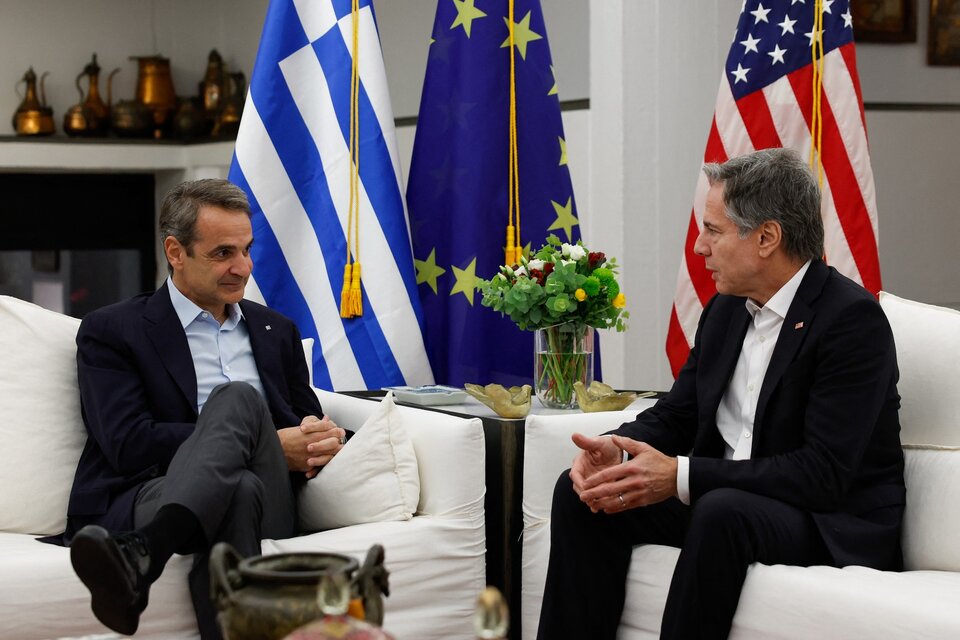 El premier griego Kyriakos Mitsotakis recibió a Blinken en Atenas. (Fuente: AFP)