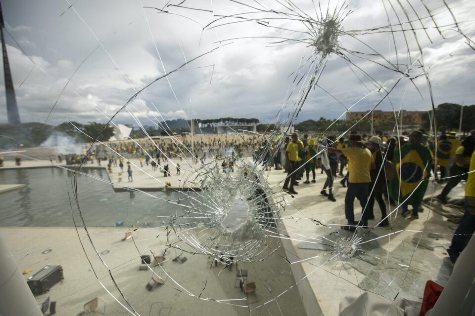 Simpatizantes de Bolsonaro se enfrentan a fuerzas de seguridad en la plaza de los Tres Poderes de Brasilia.  (Fuente: AFP)